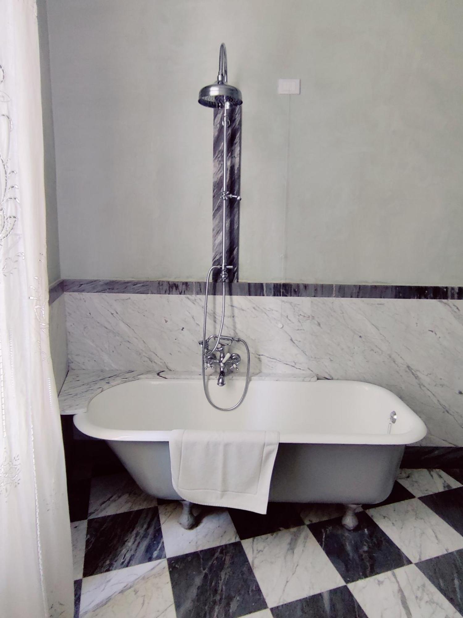 B&B "La Bottega D'Arte" Carrara Exterior photo